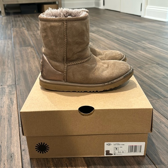 Kids Uggs - Picture 1 of 4
